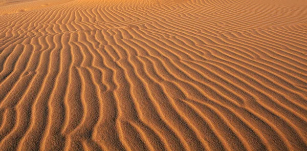 砂丘は 風や水で動く砂で構成された地形です または丘の形を取る背景と層のために — ストック写真