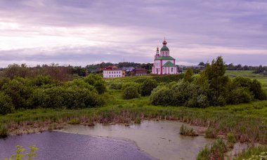 Suzdal şehrinin antik tapınakları ve manastırları. Rusya