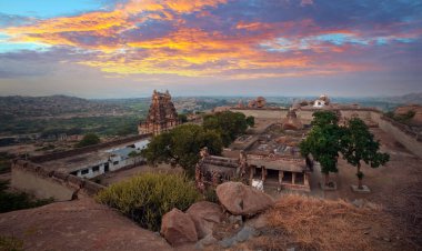 Hampi ya da Hampe, Hindistan 'ın başkenti Karnataka' da yer alan bir UNESCO Dünya Mirasları Sitesi..