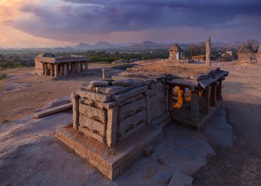 Hampi ya da Hampe, Hindistan 'ın başkenti Karnataka' da yer alan bir UNESCO Dünya Mirasları Sitesi..