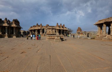 Hampi ya da Hampe, Hindistan 'ın başkenti Karnataka' da yer alan bir UNESCO Dünya Mirasları Sitesi..