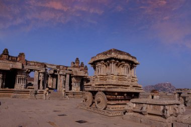 Hampi ya da Hampe, Hindistan 'ın başkenti Karnataka' da yer alan bir UNESCO Dünya Mirasları Sitesi..