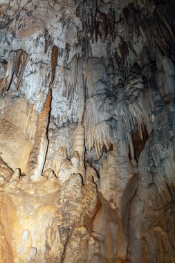 Mağaradaki sarkıtlar ve dikitler 