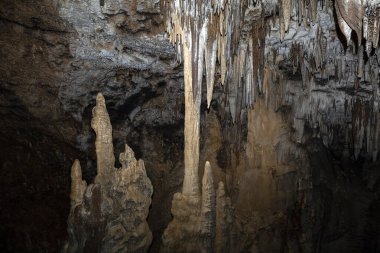 Mağaradaki sarkıtlar ve dikitler 