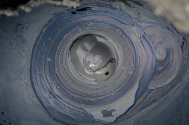 Arka plan olarak çamur volkanı.