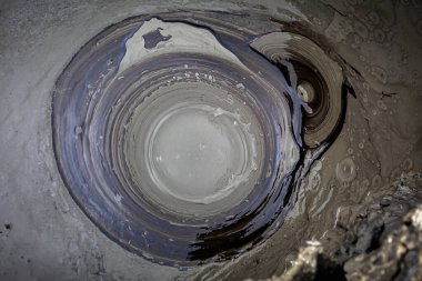 Arka plan olarak çamur volkanı.