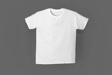 Sarı kır çiçeklerinin arka planında pembe çiçekler.