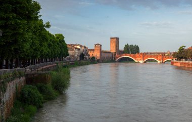Ponte Scaligero, 1356 yılında tamamlandı. Verona.