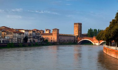 Ponte Scaligero, 1356 yılında tamamlandı. Verona.