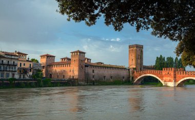 Ponte Scaligero, 1356 yılında tamamlandı. Verona.