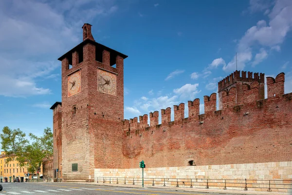 Ponte Scaligero, 1356 yılında tamamlandı. Verona.