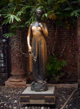 Juliet 'in Verona' daki bronz heykeli.