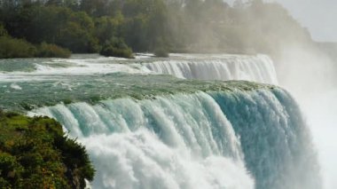 Niagara Şelalesi 'nin Amerikan bölgesi. Unutulmaz doğal görüş. Yavaş çekim videosu