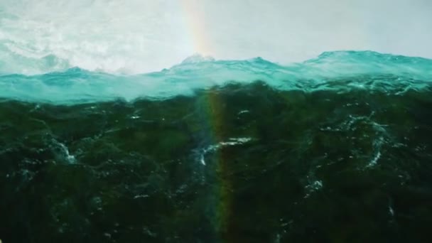 El flujo de agua con una hermosa sombra corre hacia abajo. Arco iris sobre el agua. Cataratas del Niágara — Vídeos de Stock