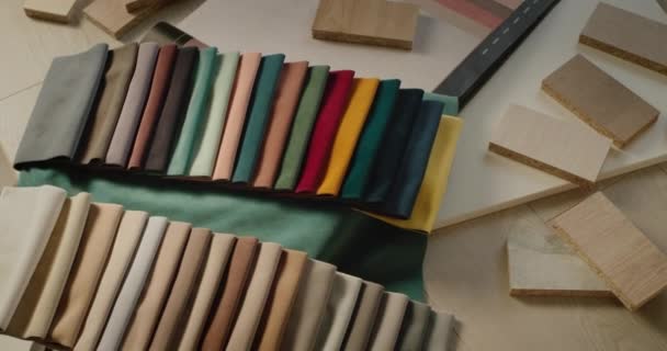 Tervező munkahely - szövetmintákkal ellátott paletták, bútorokhoz való fa minták - építési és befejező anyagok kiválasztása a tervező felújításához — Stock videók