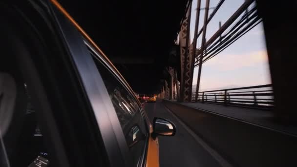 Vista desde la ventana de un taxi de Nueva York, cruzando el puente de Brooklyn — Vídeos de Stock