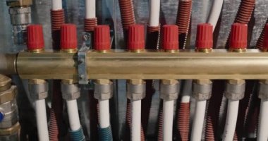 Isıtma sistemi tarağı. Bir sürü plastik boru odayı ısıtmak için yere iniyor. Kaydırıcı atışı