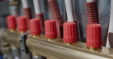 Kaydırma çekimi: Isıtma sistemi taraması - birçok plastik boru odayı ısıtmak için yere gider.