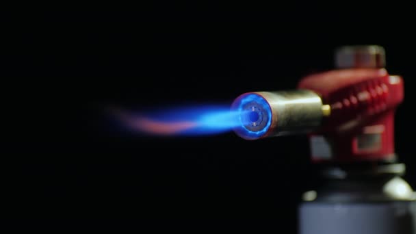 Blaue Flammen schlagen aus der Düse des Gasbrenners — Stockvideo