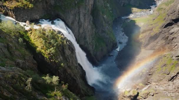 著名的瀑布 Voringsfossen 在挪威。令人印象深刻的斯堪的纳维亚自然美景 — 图库视频影像