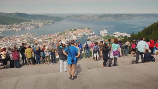 Bergen, Noruega, Jule 2018: La gente en la plataforma de observación admira la vista de la ciudad de Bergen en Noruega — Vídeo de stock