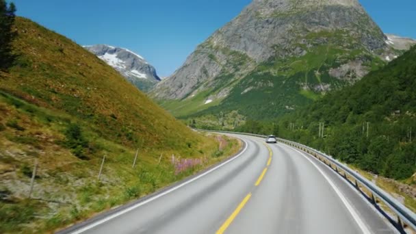 Ταξιδεύοντας σε ένα γραφικό δρόμο ανάμεσα στα βουνά της Νορβηγίας — Αρχείο Βίντεο