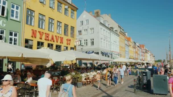 Copenhague, Danemark, juillet 2018 : Le célèbre et reconnu canal Nahavn, la carte de visite de la ville de Copenhague — Video