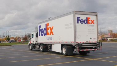 Lockport, New York, ABD, Ekim 2021: Bir Fedex kamyonu bir süpermarketin otoparkına park edildi.