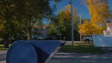 Çocuk mektubu caddedeki bir posta kutusuna atacak. Amerika 'nın banliyölerinde güzel bir sonbahar günü.