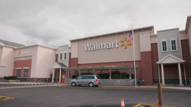 Lockport, NY, USA, Oktober 2021: Das Gebäude der Supermarktkette Walmart in den USA mit einem davor stehenden Parkplatz — Stockvideo