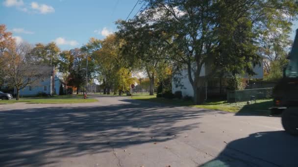 Lockport, NY, EE.UU., octubre de 2021: Un camión postal UPS atraviesa un típico suburbio estadounidense — Vídeo de stock