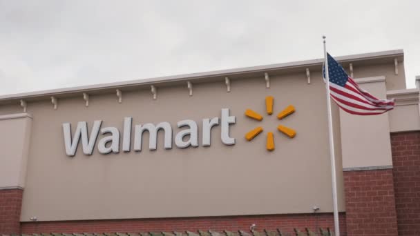 Lockport, NY, USA, oktober 2021: Walmart supermarktbord, naast de Amerikaanse vlag. Een van de grootste winkelketens in de VS — Stockvideo