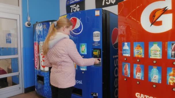 Lockport, NY, USA, ottobre 2021: il bambino compra una bevanda gassata dal distributore automatico. — Video Stock