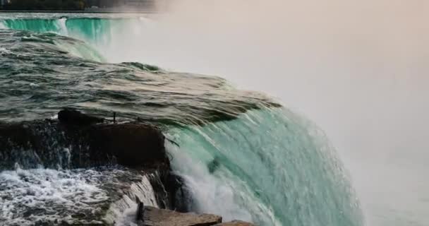 Uma poderosa corrente de água cai - as majestosas Cataratas do Niágara, vista do lado americano. 4k 120 fps de vídeo — Vídeo de Stock