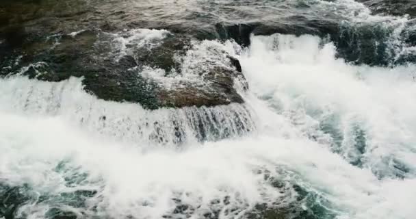 Vista de cima do córrego de um rio montês claro. 120 fps vídeo em câmera lenta — Vídeo de Stock