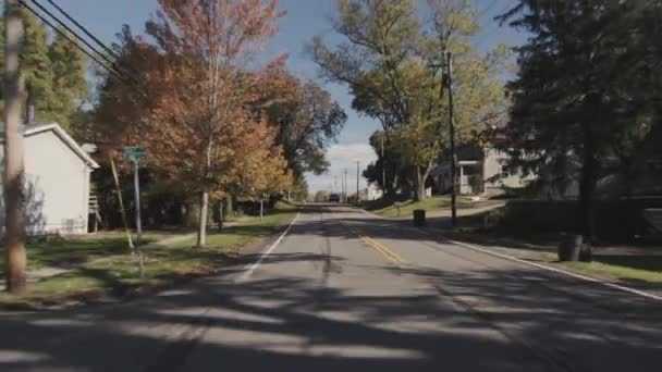 Conduzca a través de un típico suburbio americano como se ve desde la ventana trasera de un coche. Placa de ventana 4k - viaje por carretera de Estados Unidos — Vídeos de Stock