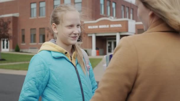 Studerande pratar med lärare utanför skolan — Stockvideo