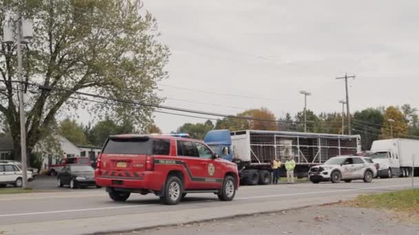 Clarence, NY, EUA, outubro de 2021: O vento cortou o cabo de alimentação, caiu na estrada. Xerife e assistentes regulam o trânsito, carros vão ao redor do penhasco — Vídeo de Stock