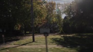 ABD 'de tipik bir tarım bölgesi boyunca sür Güneş evleri ve tarlaları aydınlatıyor.