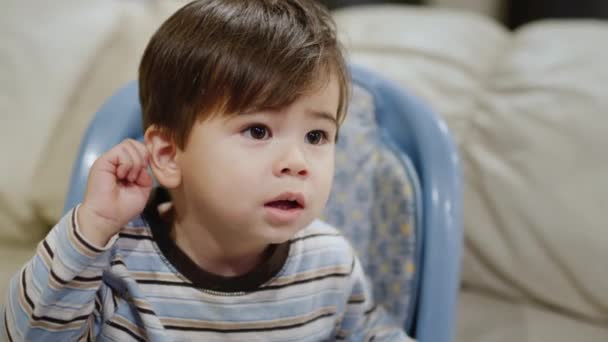 En cool asiatisk unge ändrar sitt ansiktsuttryck från sorg till glädje. Emotionellt svar. — Stockvideo