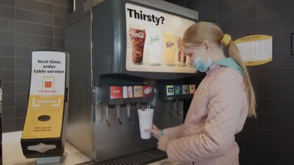 2021年10月，美国纽约州水牛城：一个孩子正在麦当劳餐厅里斟满一杯碳酸饮料. — 图库视频影像