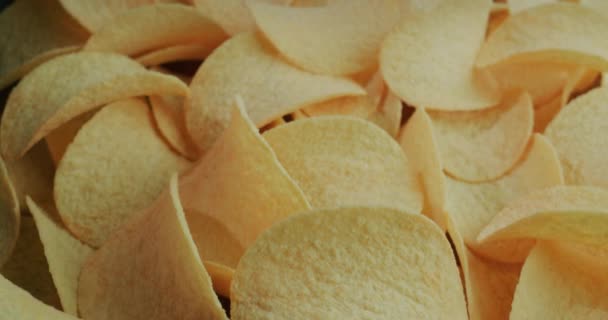 Closeup slider shot: Crispy potato chips. — Stockvideo