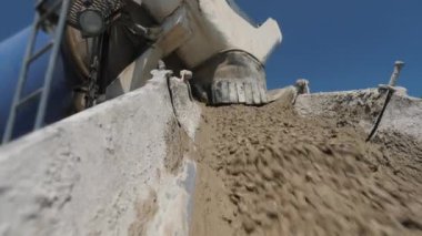 Beton yelelerden beton boşaltma işlemi