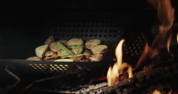 Картопля зі спаржею обсмажується над гарячим вугіллям — стокове відео