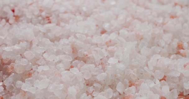 Το αλάτι Ιμαλαΐων είναι ένα δημοφιλές καρύκευμα πλούσιο σε ιχνοστοιχεία και σίδηρο. Φωτογραφία 4K dolly — Αρχείο Βίντεο