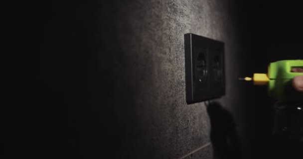 Una mano de hombre inserta un fumigador eléctrico en un enchufe en la pared — Vídeo de stock