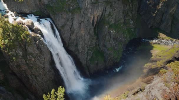 著名的瀑布 Voringsfossen 在挪威。令人印象深刻的斯堪的纳维亚自然美景 — 图库视频影像