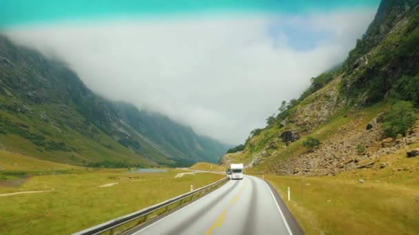 Auto viaggiare in Norvegia, guidare su una strada panoramica tra le montagne — Video Stock