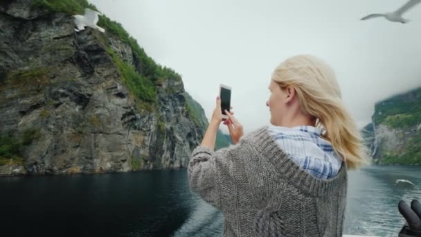 A cruise ship passenger takes pictures of seagulls and beautiful scenery of the Norwegian fjord — Vídeo de Stock