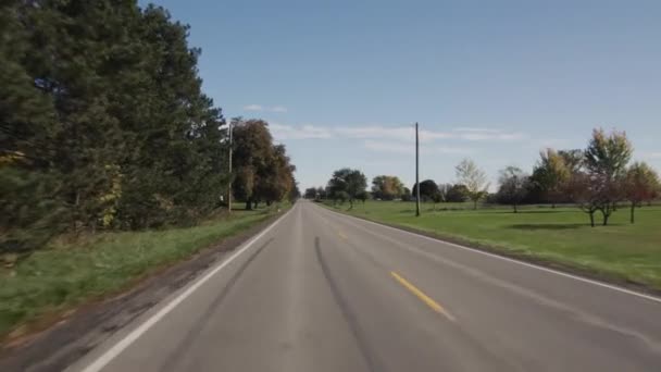 Conducir recto por una carretera plana en una región agrícola típica de América. Vista de los conductores — Vídeos de Stock